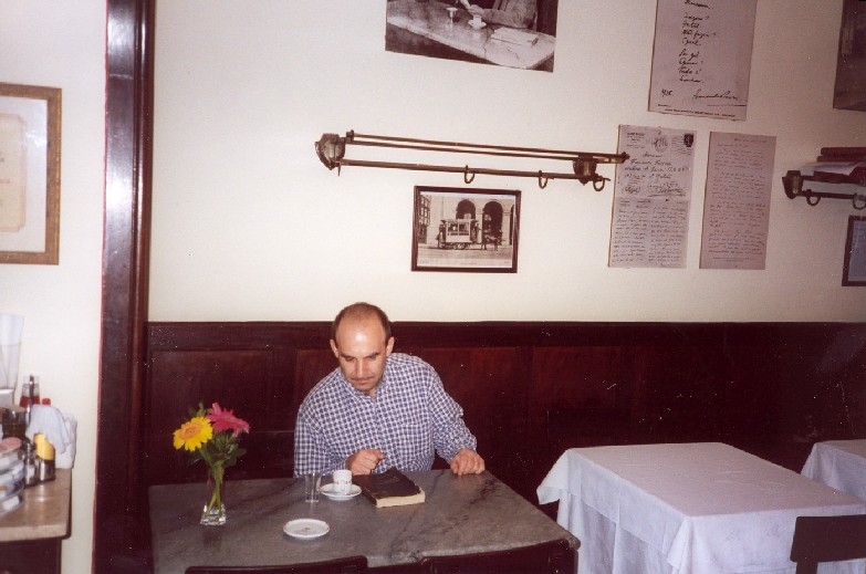 Pretending to be Pessoa